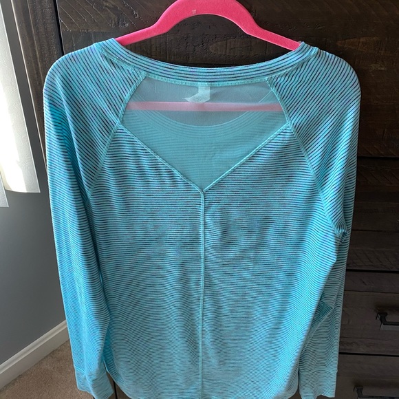 Workout top - Picture 2 of 3